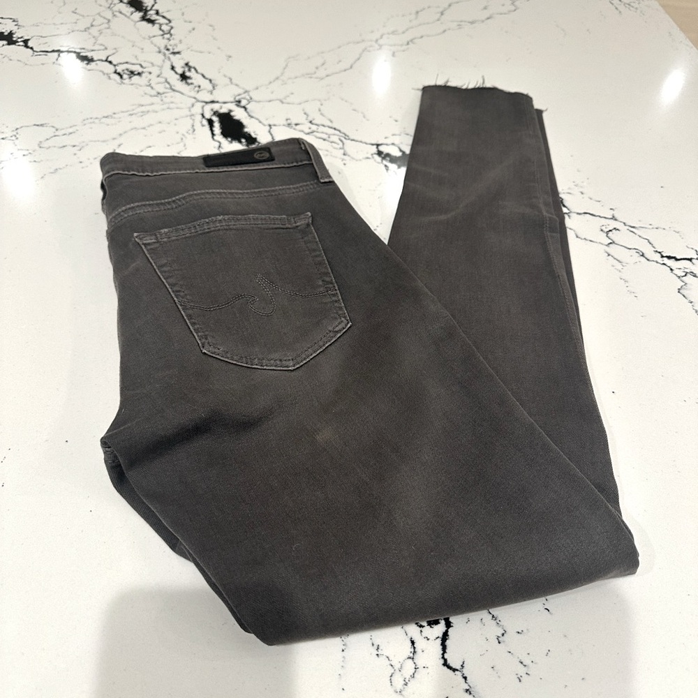 AG jeans in dark gray.  Thr middi ankle mid rise legging ankle in size 25R